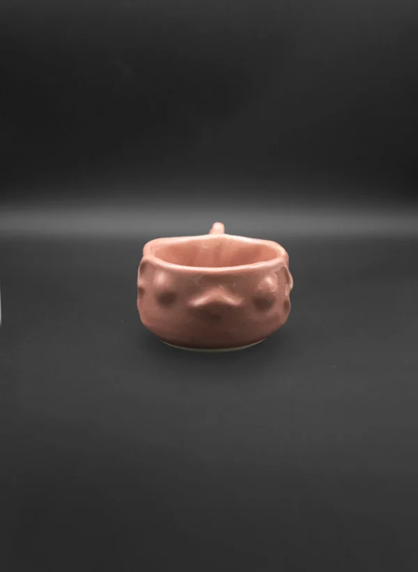 Taza pez en cerámica color malva de alta temperatura, vista frontal, capacidad 60 ml.