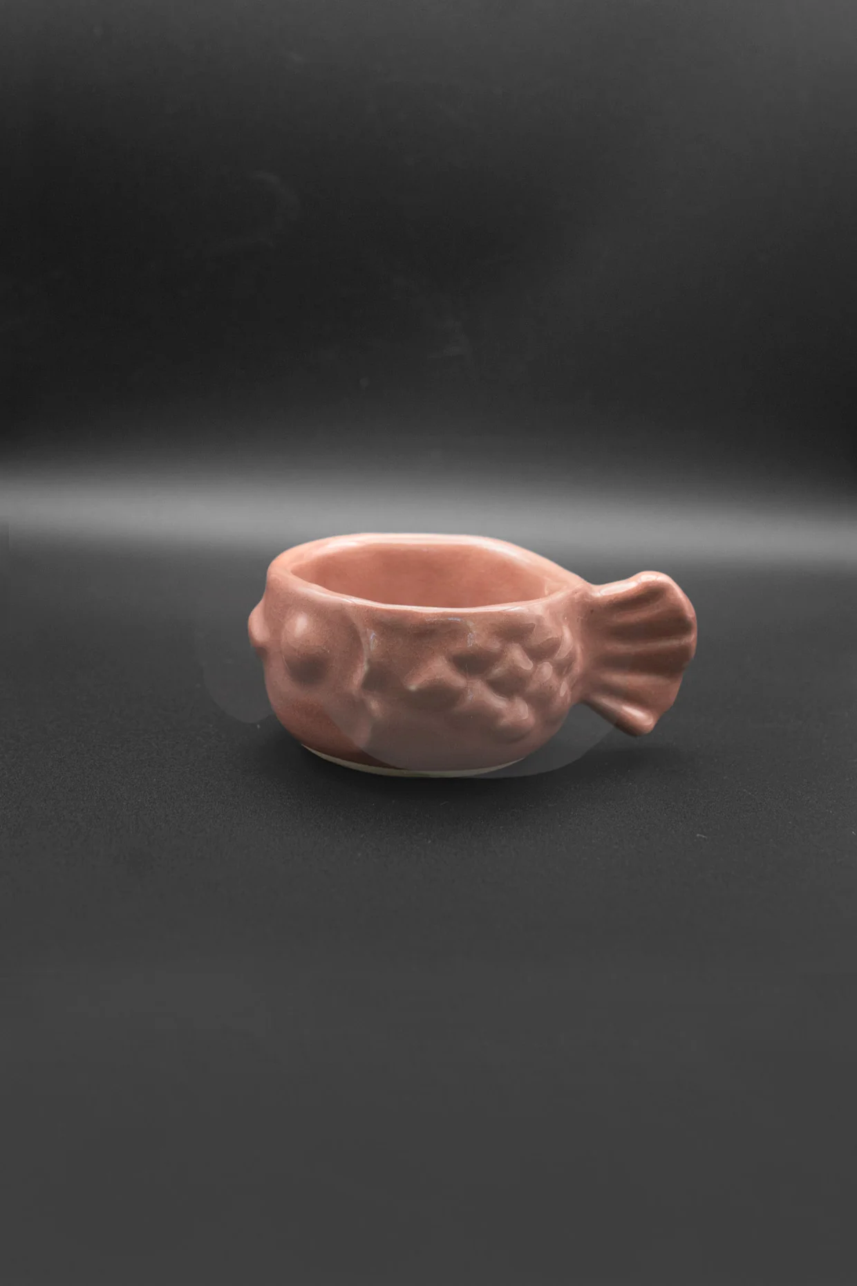 Vista lateral de taza pez malva, cerámica de alta temperatura inspirada en el mar y los pescadores.