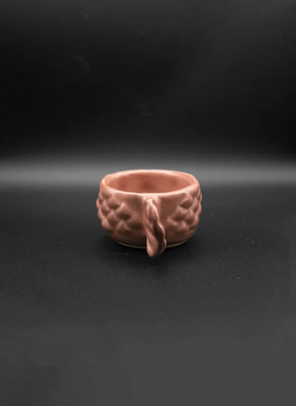 Detalle de la cola de la taza pez color malva, pieza de cerámica de 60 ml hecha a mano.