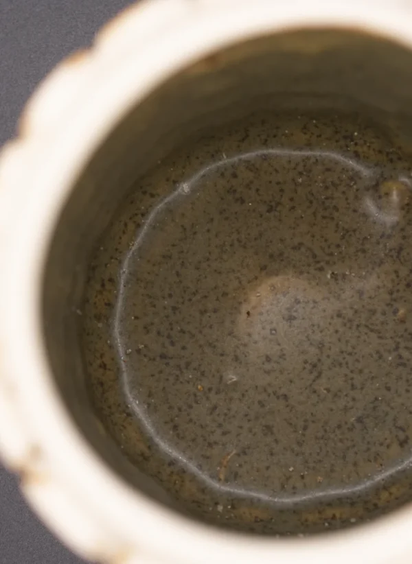 Vista superior del interior esmaltado de un vaso de cerámica con diseño ritual.